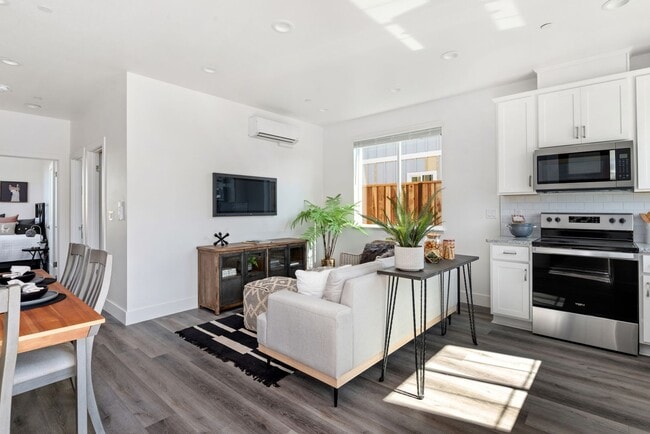 Building Photo - Coming soon! Lower unit 2 bed 1 bath with ...