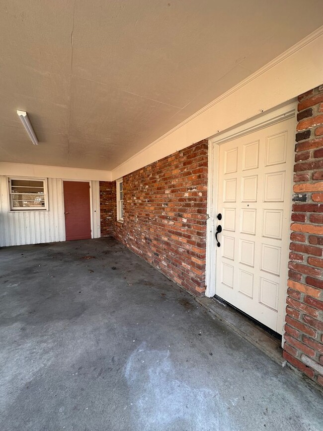 Building Photo - 904 Vann St