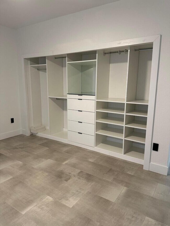 Foto del edificio - 320 Crestwood Cir