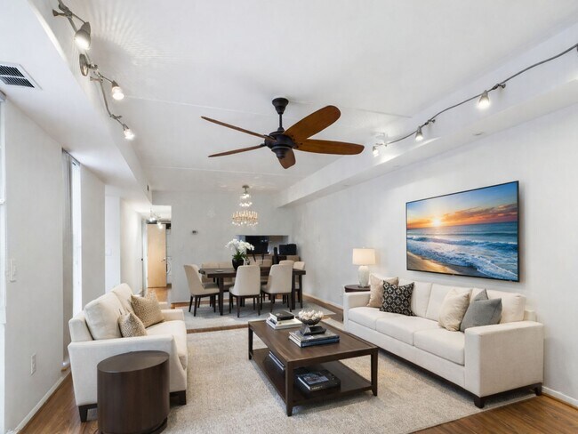 Foto del edificio - Bright 1 bed 1 bath, private patio, FREE covered garage parking, free water and gas, gated commun...