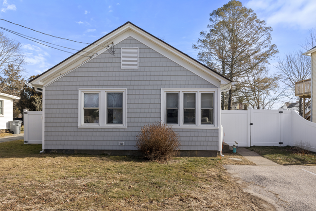 Building Photo - Fully Furnished 2 Bedroom Cottage Steps to...