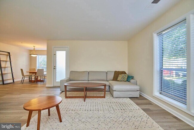 Foto del edificio - 3178 Summit Square Dr