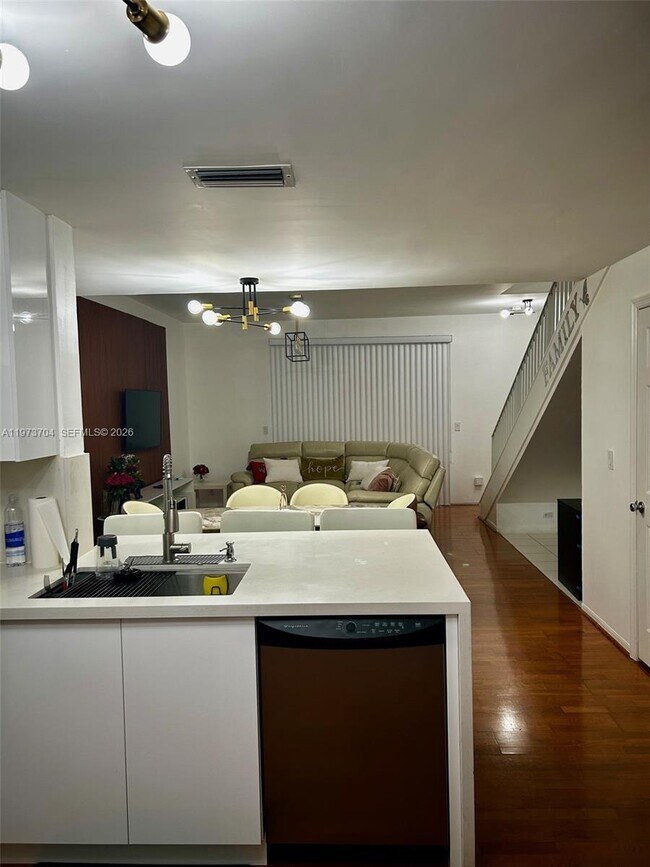 Foto del edificio - 1111 Sorrento Dr