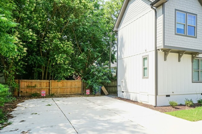 Building Photo - LIKE NEW THREE BEDROOM HOME!