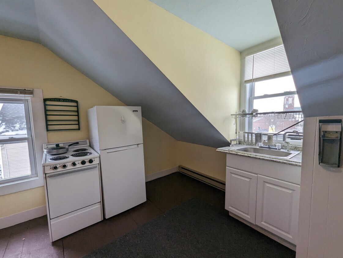 8 6th St Unit C, Dover, NH 03820 Apartment for Rent in Dover, NH