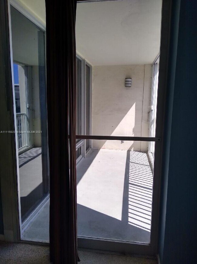 Foto del edificio - 2200 NE 33rd Ave