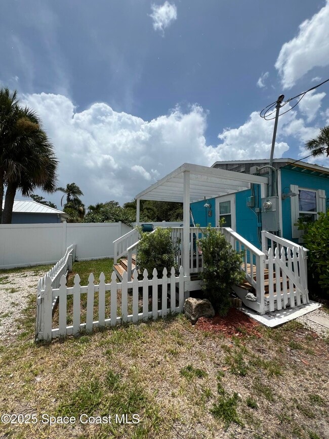 Building Photo - 2179 Pineapple Ave