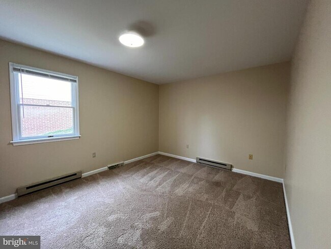 Foto del edificio - 704 Thomas Ln