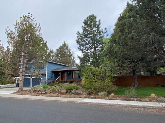 Foto del edificio - 1021 SE Teakwood Dr