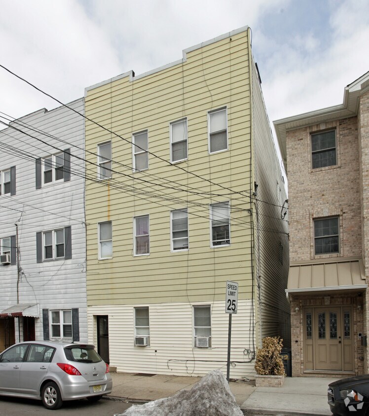 Building Photo - 74 Hutton St