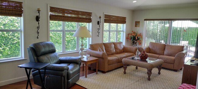 Building Photo - 9583 SE Little Club Way S