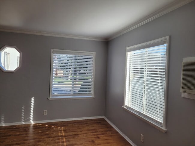 Building Photo - 305 N Palm Ave