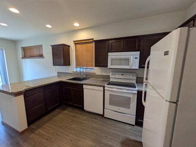 Foto del edificio - MOVE IN SPECIAL! 2 Bedrooms, 1.5 Bath Single Family Townhouse - Stonecrest Ct ( E.Bakerview Rd.)