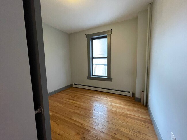 Building Photo - 50 Hoyt St