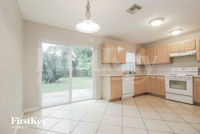 Building Photo - 2205 Pine Ave