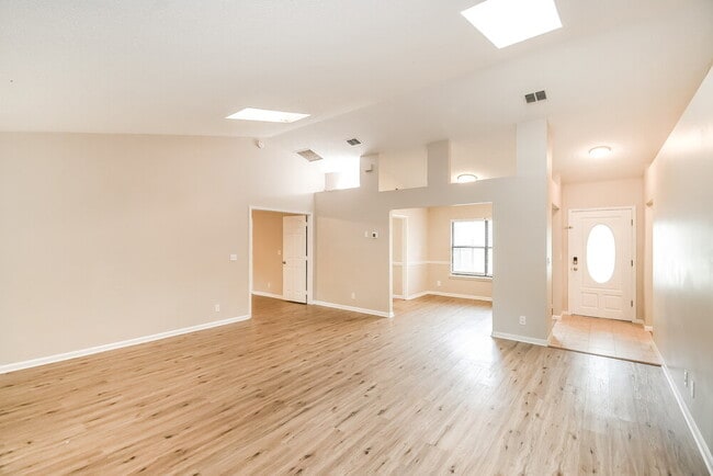 Building Photo - 7105 Fort Caroline Hills Dr