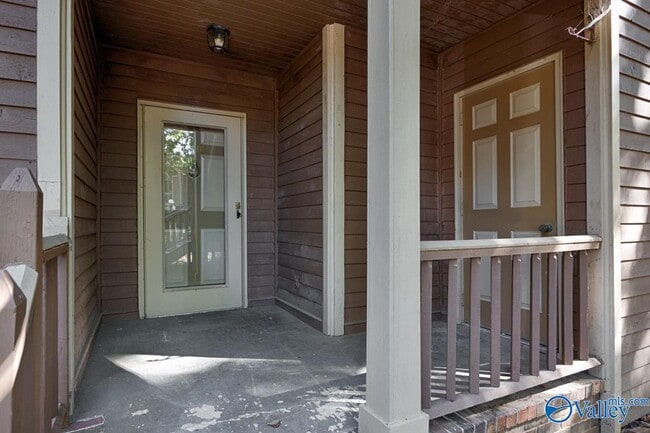 Building Photo - 2048 Woodlawn Dr SW