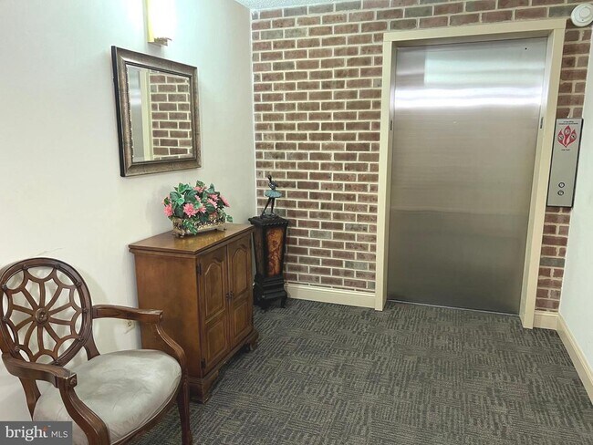 Building Photo - 15300 Beaverbrook Ct