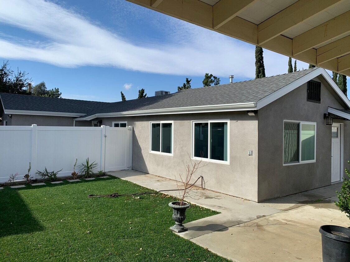 Primary Photo - 10323 Whitegate Ave