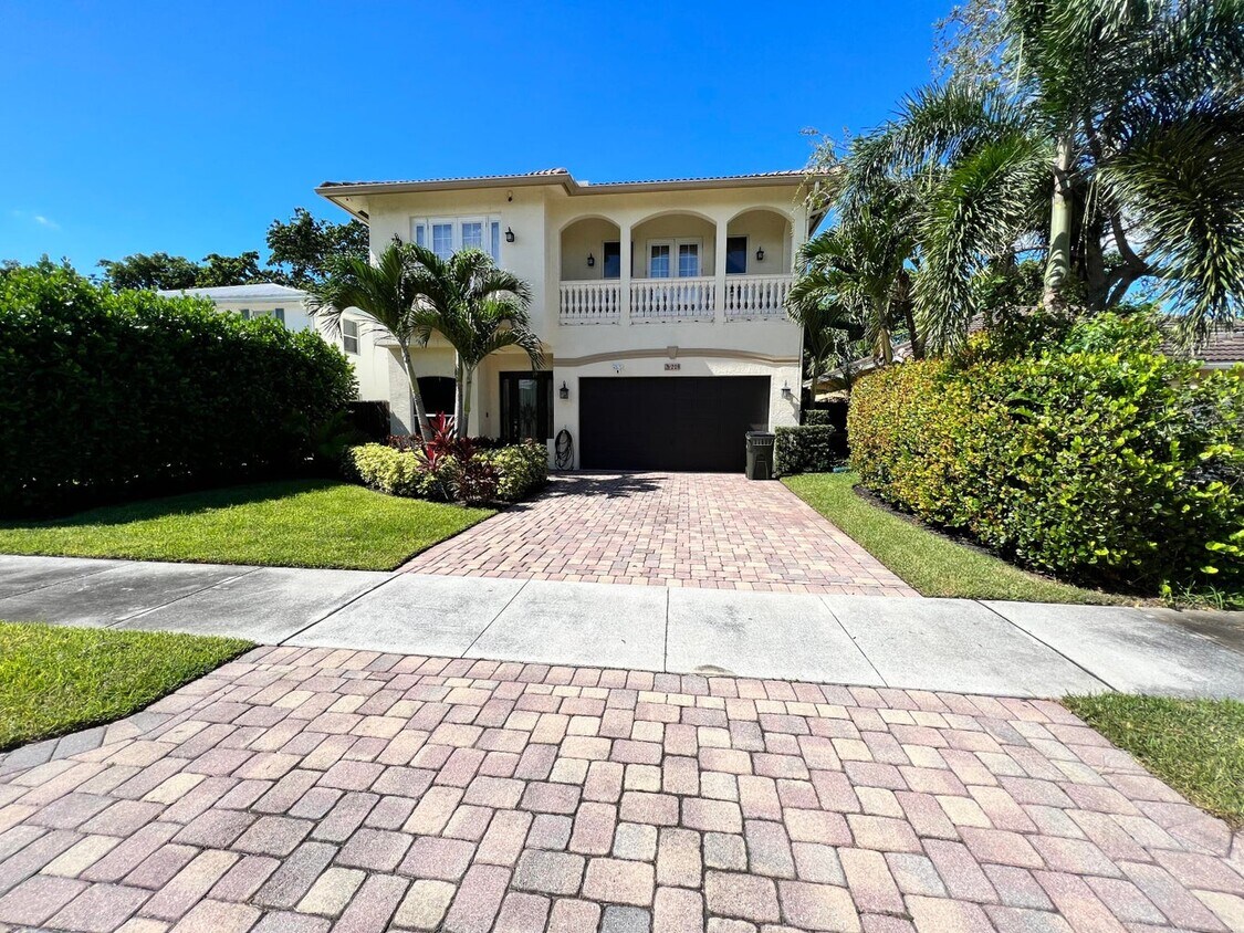 Foto principal - 228 NW 2nd Ave