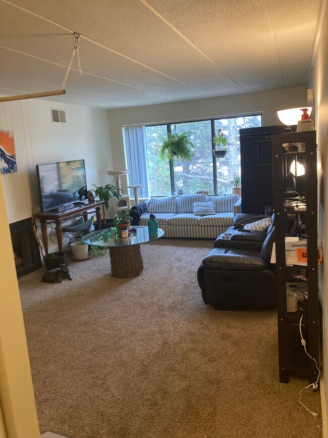 Building Photo - 630 Hidden Valley Club Dr