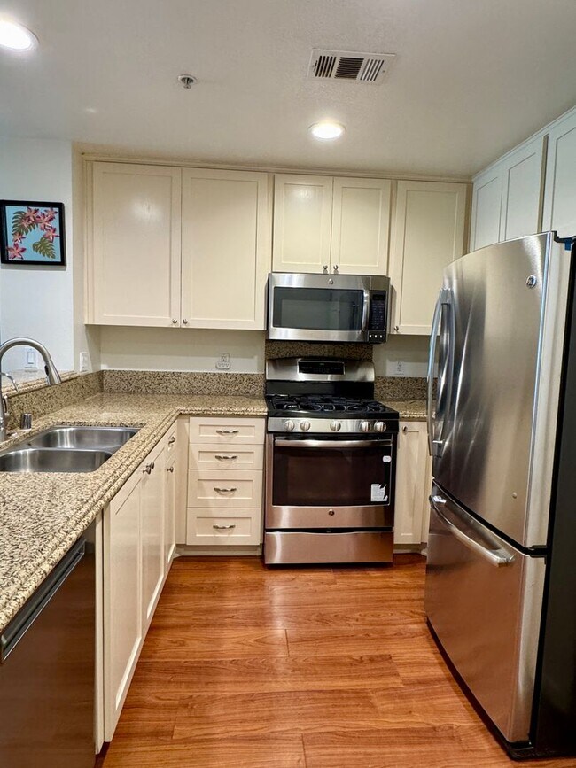 Foto del edificio - Enjoy the Best of Pasadena from This Beautifully Maintained Condo