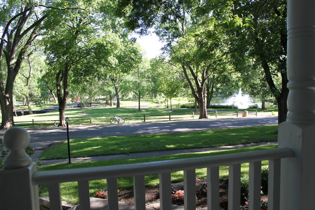 Foto del edificio - 711 Lakeside Dr