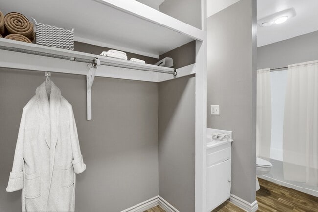 Building Photo - Vista Pines Apartments