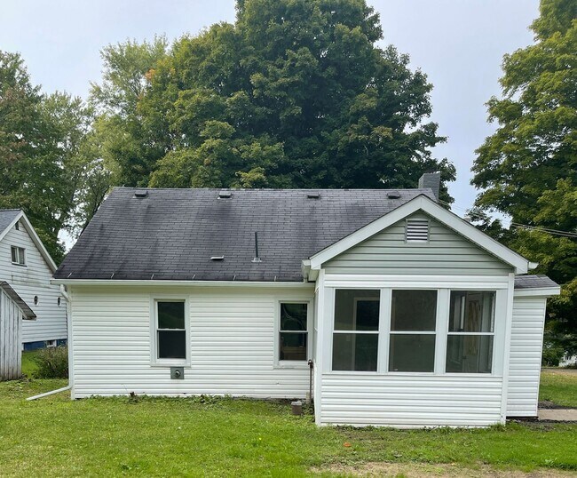 Building Photo - 2 Bedroom House for Rent