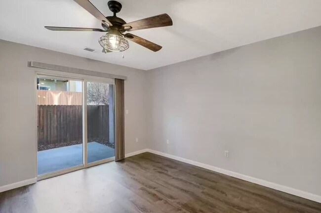 Sala de estar - 4801 Irving Blvd NW