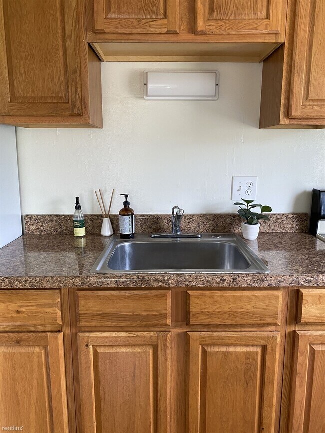 Building Photo - 2 br, 1 bath Duplex - 1601 Monteiro Street...