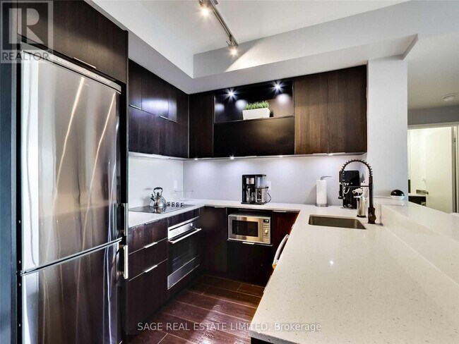 Building Photo - 170 Sumach St