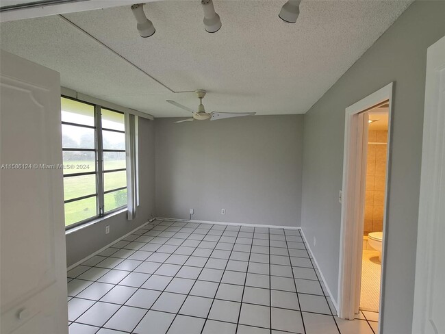 Building Photo - 3145 N Palm Aire Dr