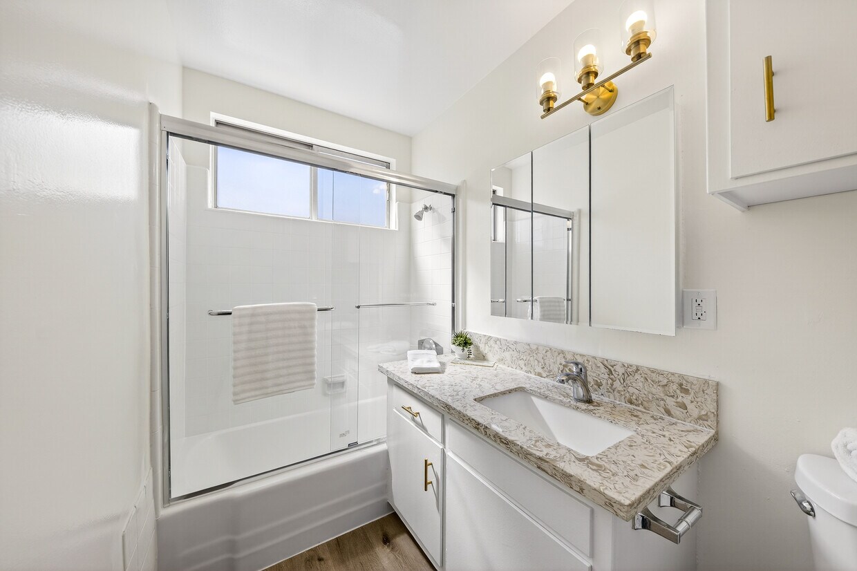 Baño grande - Monroe Manor