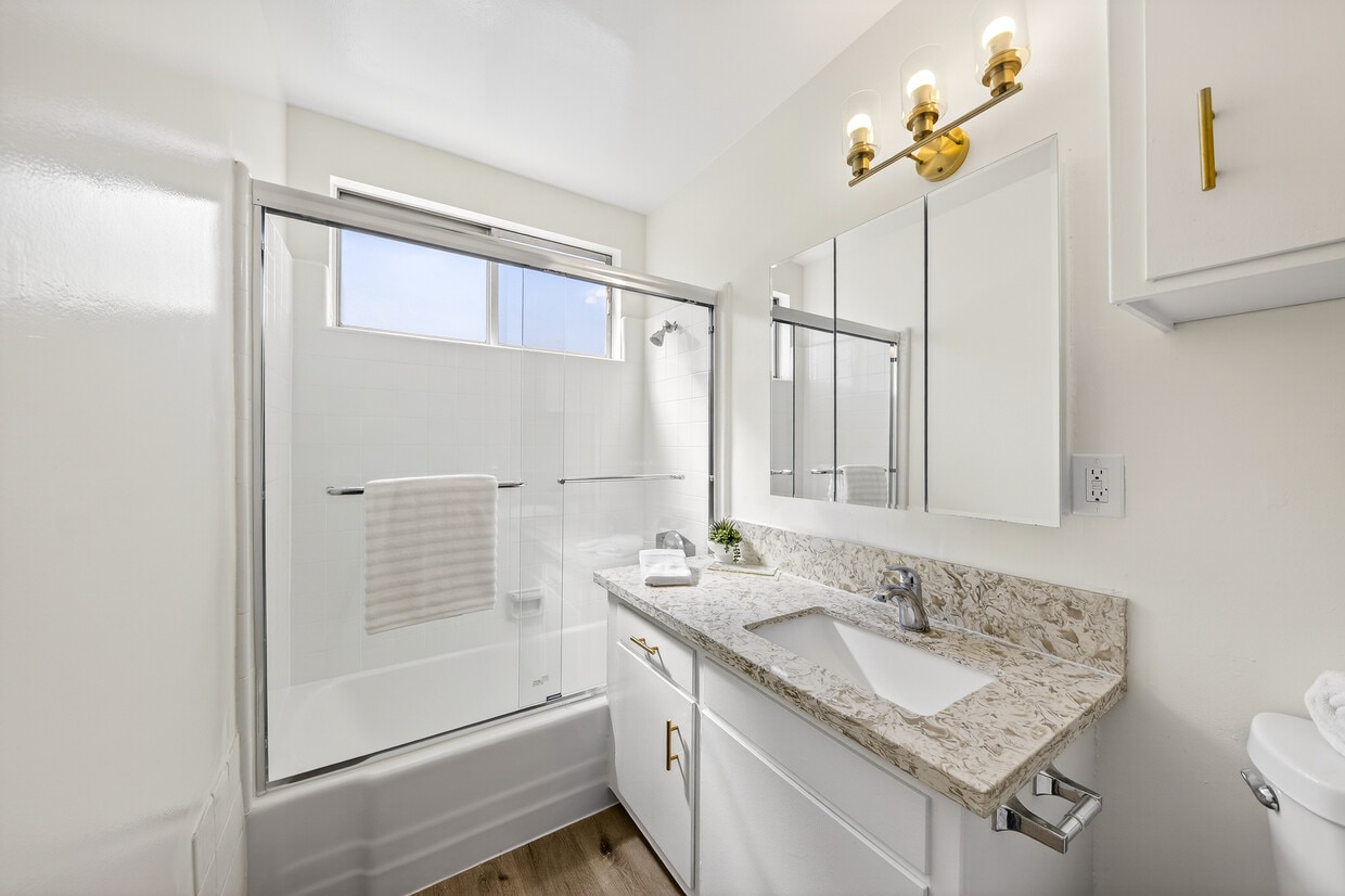 Large bathroom - Monroe Manor