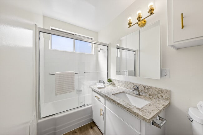 Large bathroom - Monroe Manor