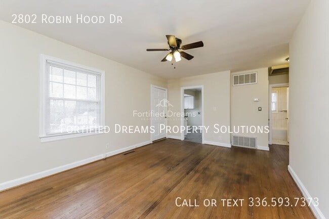 Building Photo - 2802 Robin Hood Dr