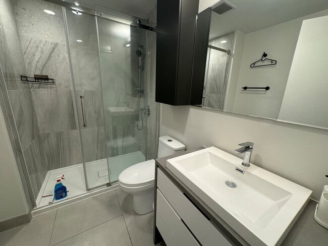 Building Photo - 1170 Rue Saint-Antoine O