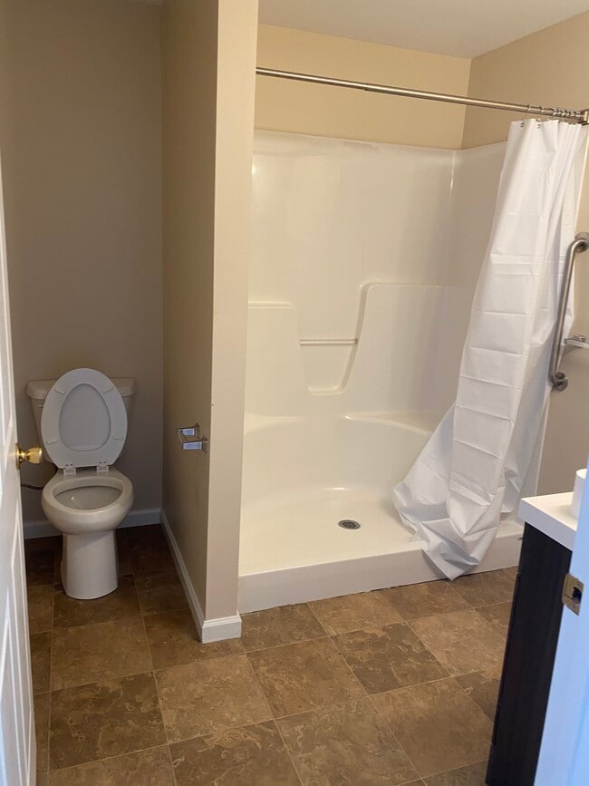 Main Bath - 1011 W Poplar St