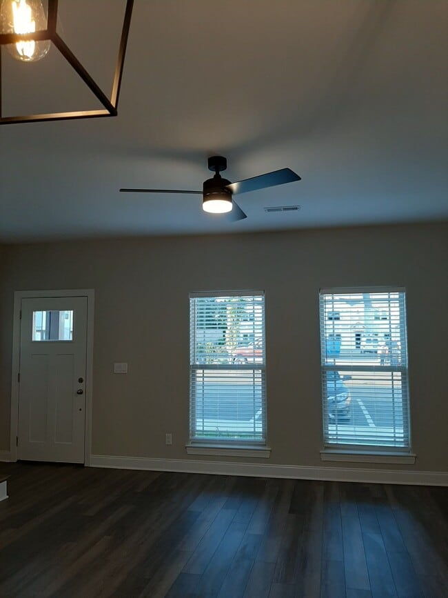 Building Photo - 555 Gresham Ln