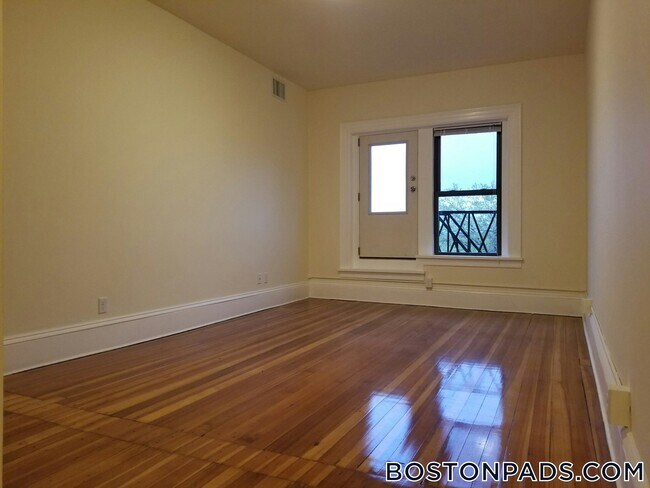 Building Photo - 1463 Beacon St