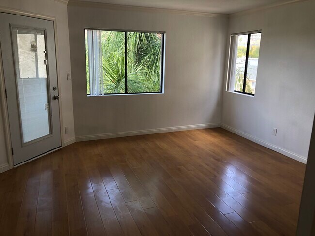 Foto del edificio - 1148 Raymond Ave