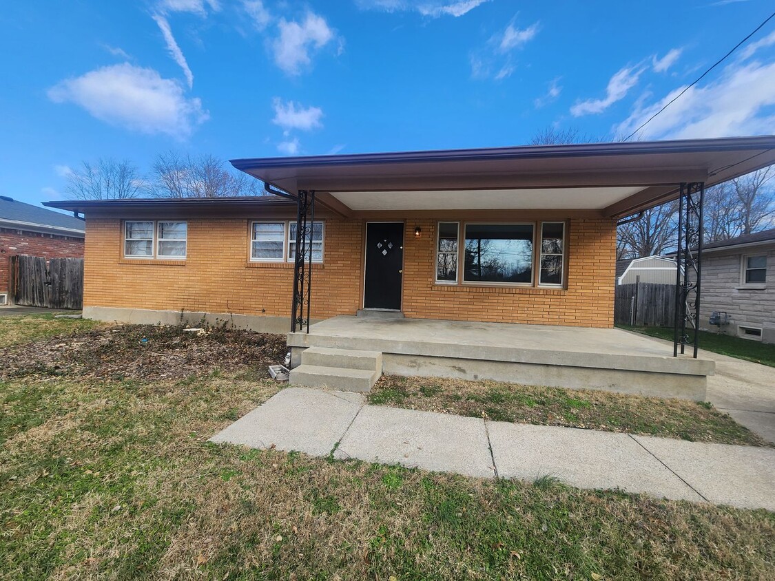 Primary Photo - Renovated 3 bedroom 2 full bath home with ...