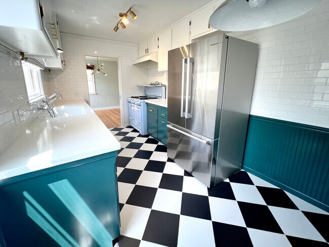 Cocina con refrigerador de acero inoxidable y estufa O'Keefe and Merritt antigua restaurada. - 1327 N Central Ave