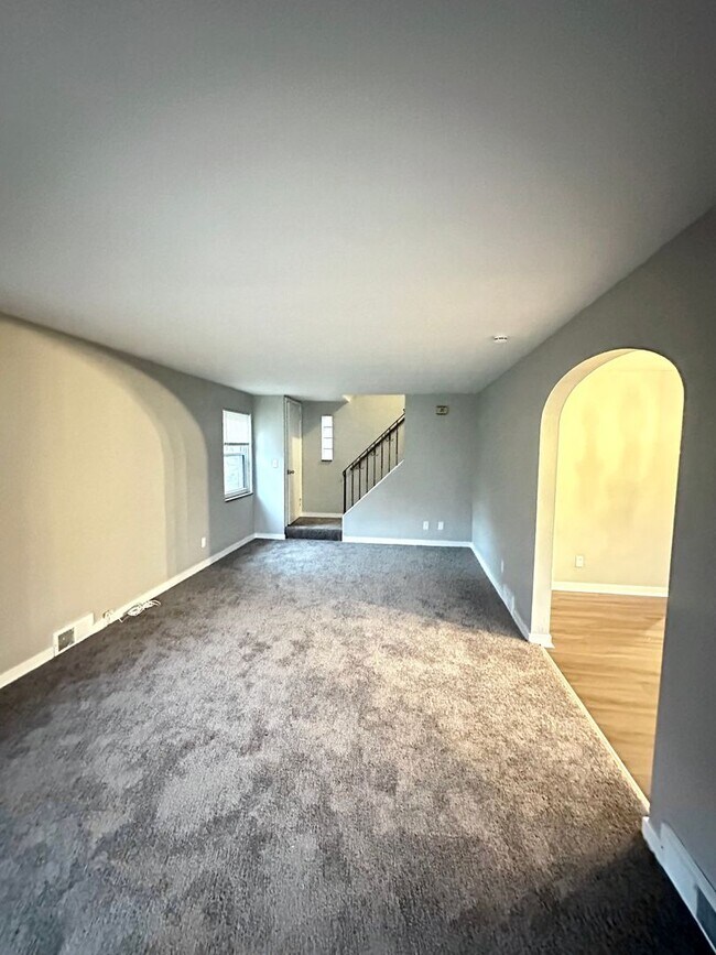 Foto del edificio - Fully Updated 3 Bedroom in Penn Hills - Off-Street Parking, Covered Porch - Available Now!