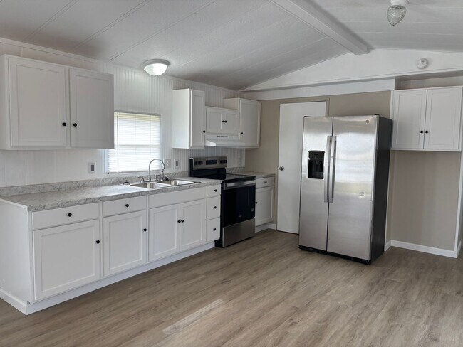Foto del edificio - 2 BED, 2 BATH NEWLY REMOLDED MOBILE HOME IN PARK LOCATED IN EAGLE SPRINGS