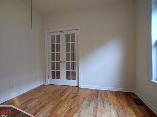 Foto del edificio - 813 W Waveland Ave