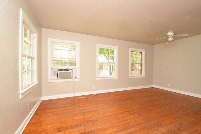 Foto del edificio - Cherrywood Charmer! 2/1 Avail for August!