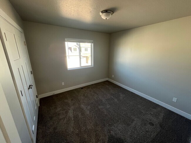 Building Photo - Cedar Townhome