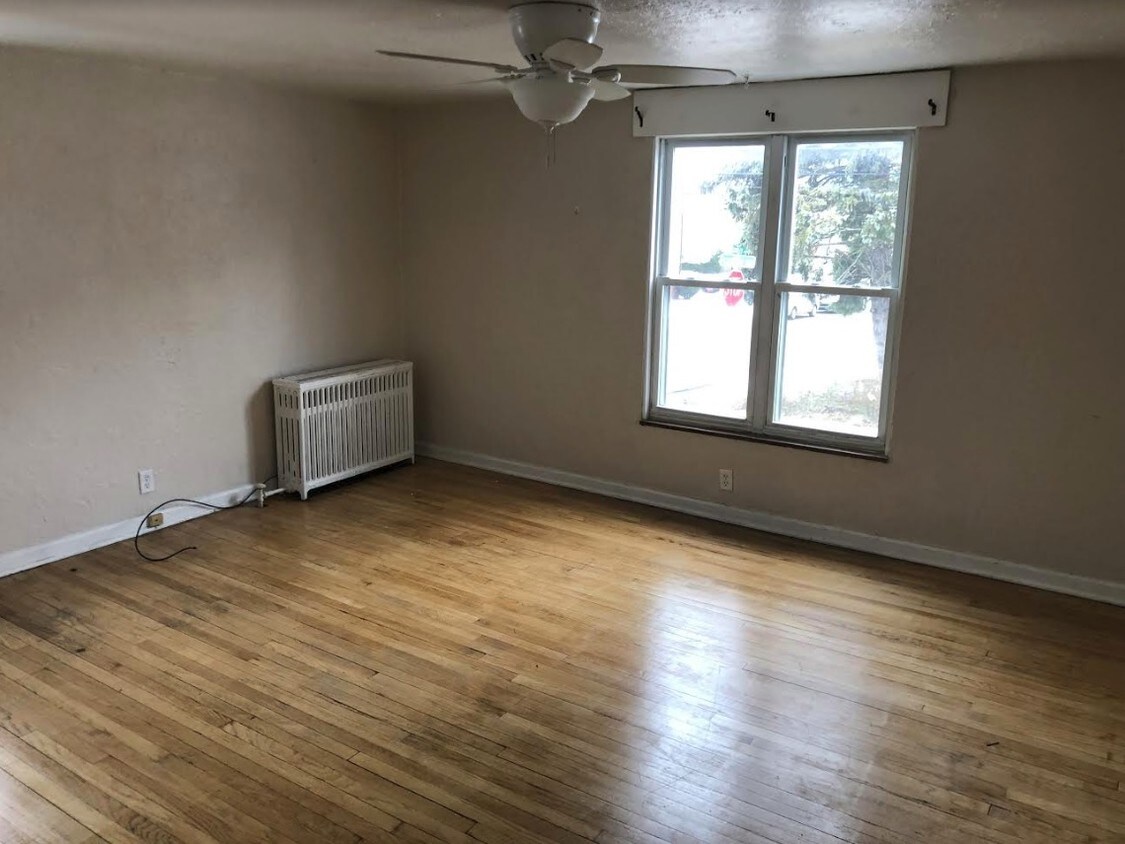401 Franklin Ave Unit 4, Carnegie, PA 15106 Room for Rent in Carnegie, PA